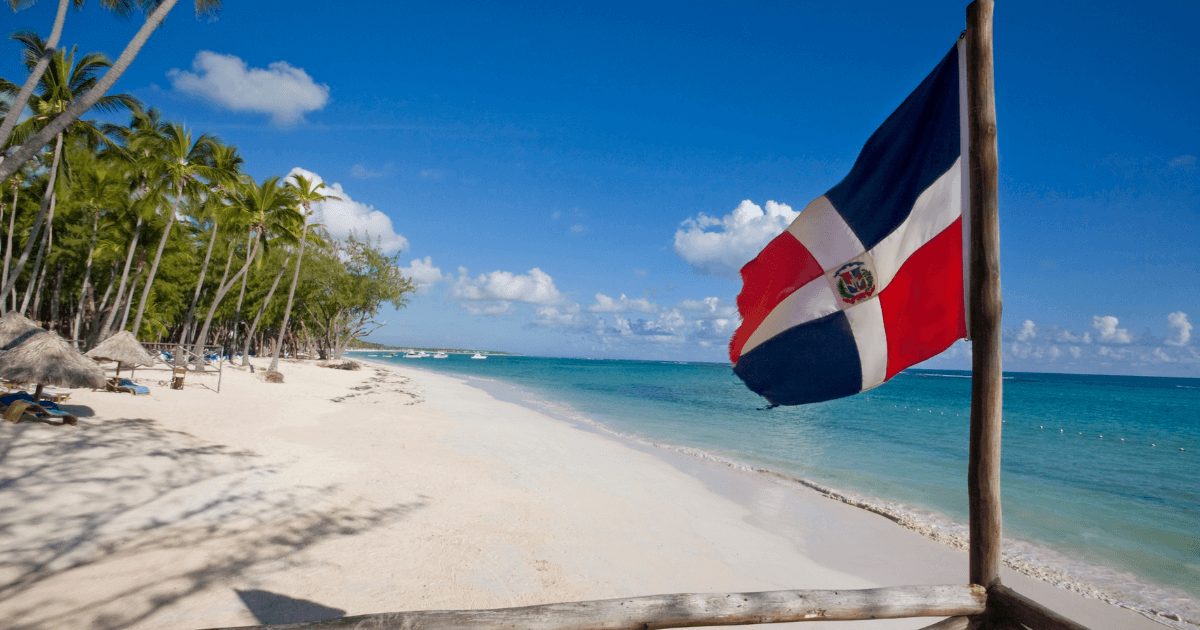 Bandera de la República Dominicana en la playa